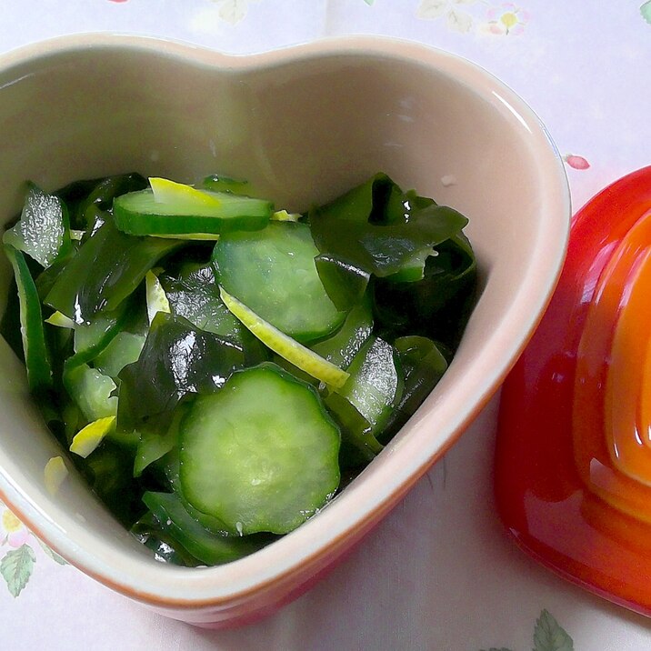 爽やかな味！生わかめ・きゅうり・レモンの酢の物